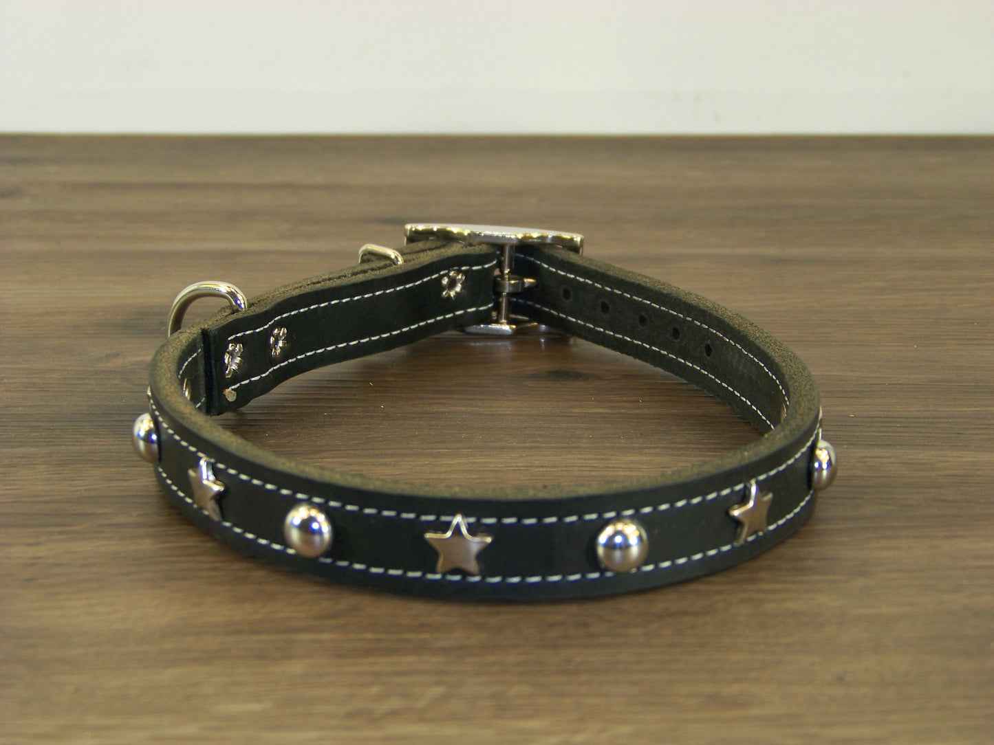 B)   3/4" Wide Leather Dog Collar -The Hollywood II - Featuring Stainless Star Conchos W/ Dome Rivet