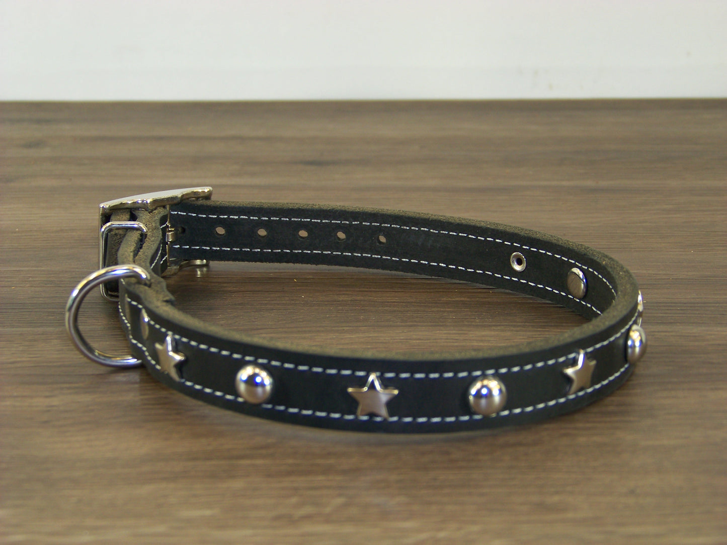 B)   3/4" Wide Leather Dog Collar -The Hollywood II - Featuring Stainless Star Conchos W/ Dome Rivet